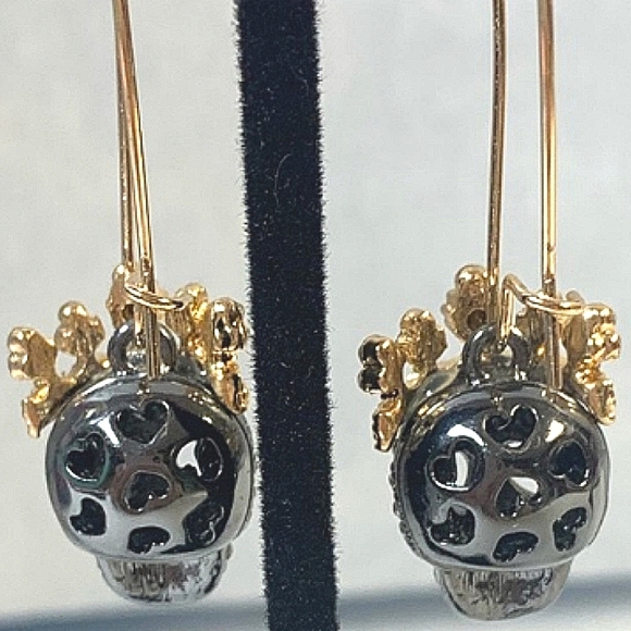 New Vintage! BETSEY JOHNSON Dark Shadows Collection Black Skull Queen Earrings. - Picture 7 of 9